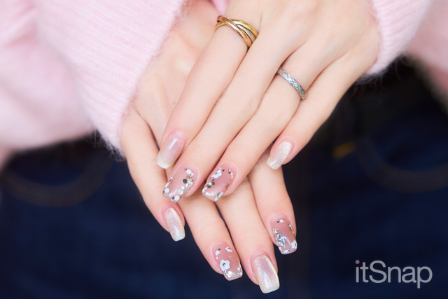 クリアベースに散りばめられたフラワーホロがCute