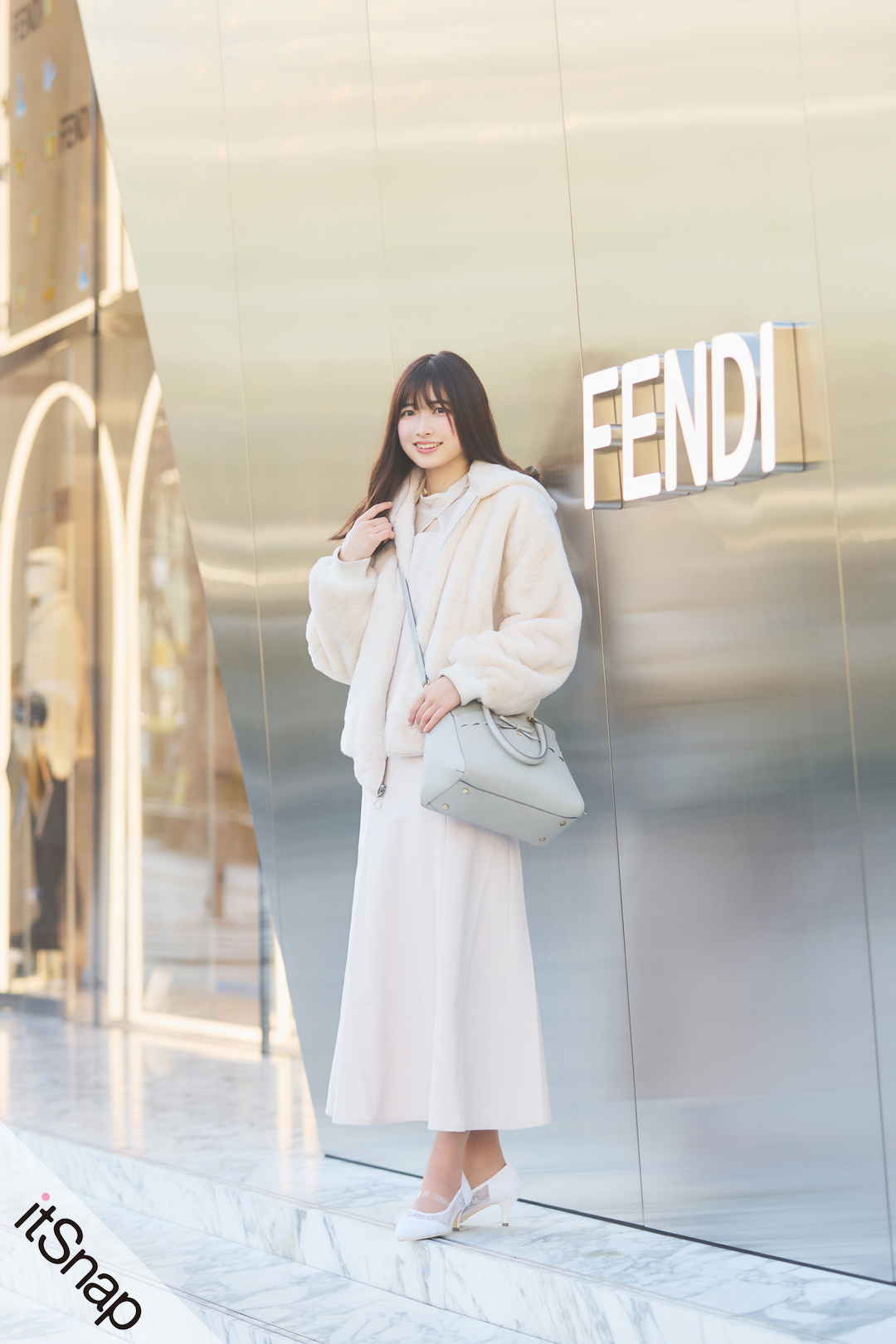 優しさがあふれるふわりアウター& 美ラインワンピのホワイトコーデに