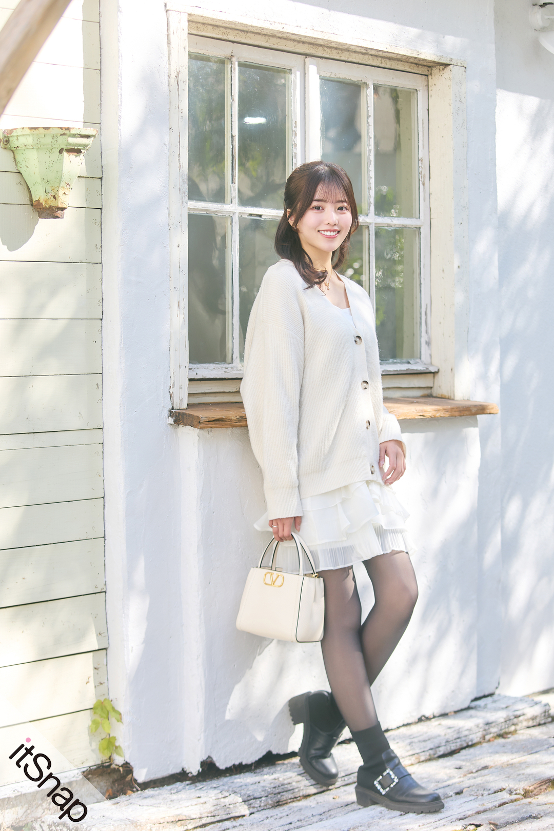 VALENTINO ふんわりゆったりが可愛い白ニットジャケットアウター VALENTINO ふんわりゆったりが可愛い白ニットジャケットアウター