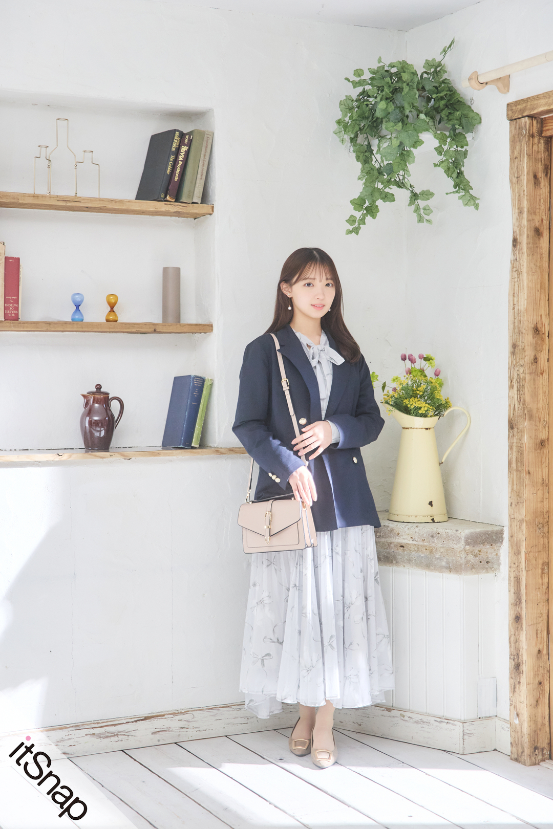 ネイビージャケット×エアリーな 花柄ロングワンピで春爛漫の装い 