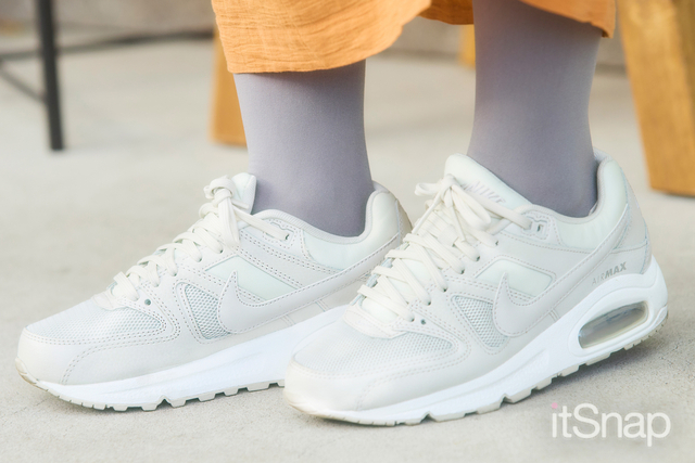 清潔感のあるホワイトが春らしいNIKEスニーカー