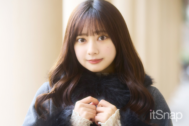 前髪の隙間を少しをつくった目力強調のゆる巻きロング♡