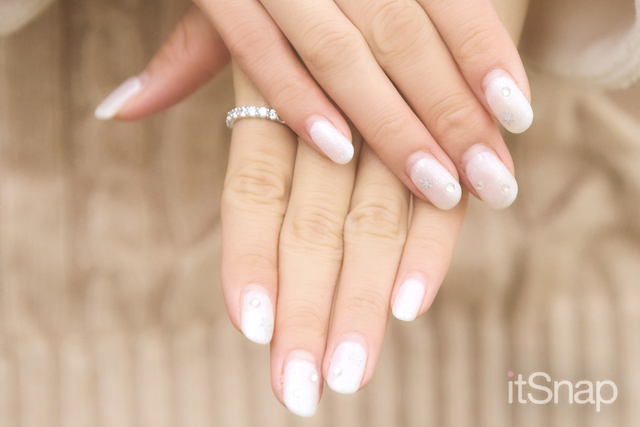 適度にストーンを散りばめた清楚なホワイト系ネイル♪
