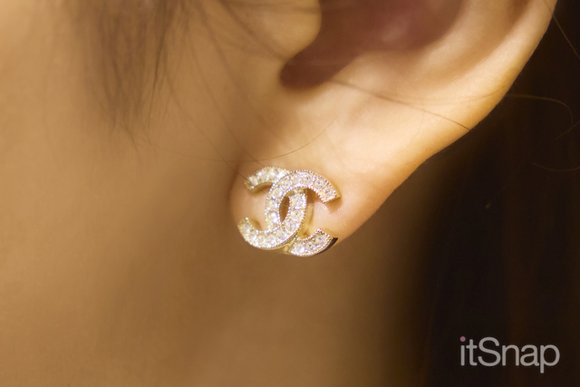 耳元できらめくCHANELのココマークに視線集中