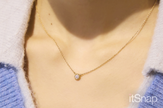 VネックのエリになじむTiffanyが上品でセンス◎