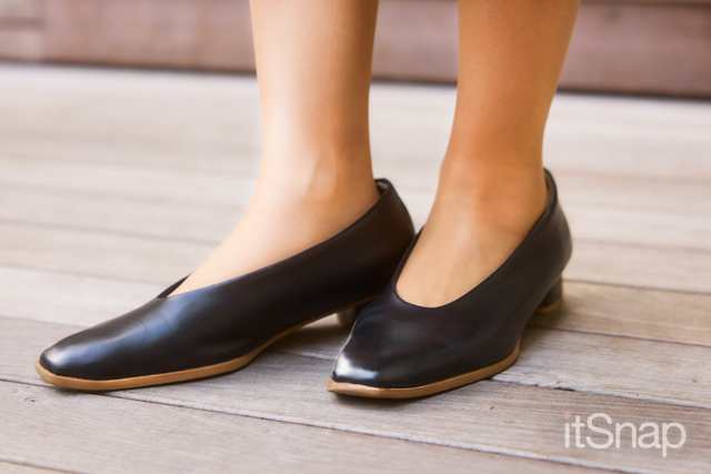 Vカットが足元を綺麗に見せるGUの優秀黒パンプス!