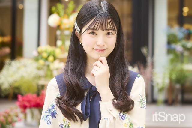 ゆるやかなウェーブが花柄の甘さを引き立てるモテ髪へ