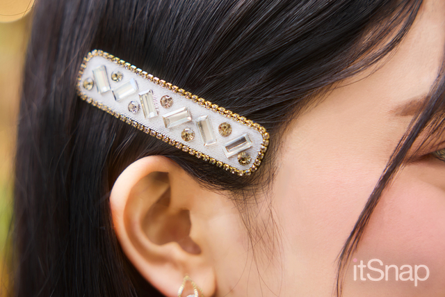 ビジュー付きの大きめヘアピンで横顔まで抜かりなく可愛く