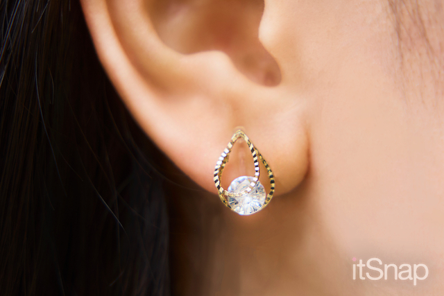 しずく型のイヤリングが揺れて女性らしい繊細な印象を