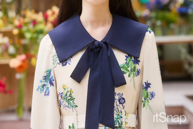 ネイビーのボウタイリボンがお嬢様っぽいムードをON