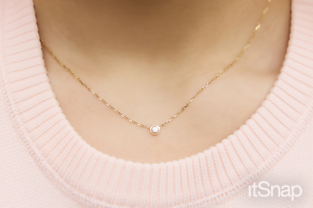 きゃしゃなゴールドの一粒ネックレスはCartier♡