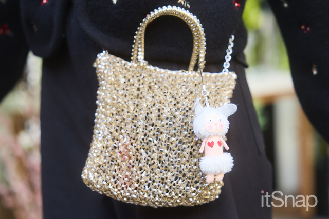 ゴールドの輝きがエッジィなバッグにドールチャームが◎