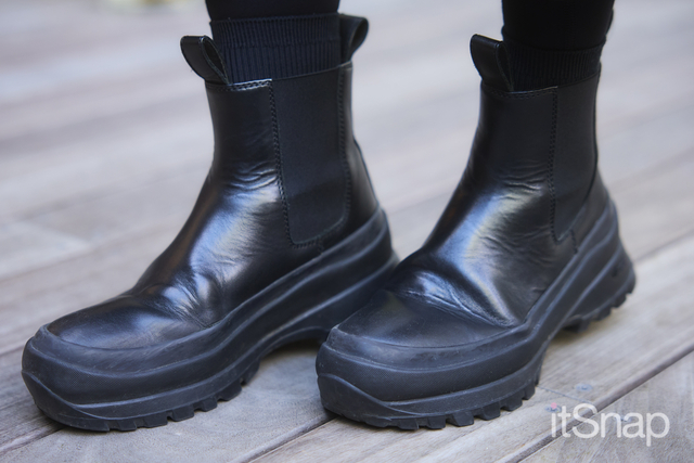 重厚感のあるサイドゴアブーツがタフな雰囲気をプラス