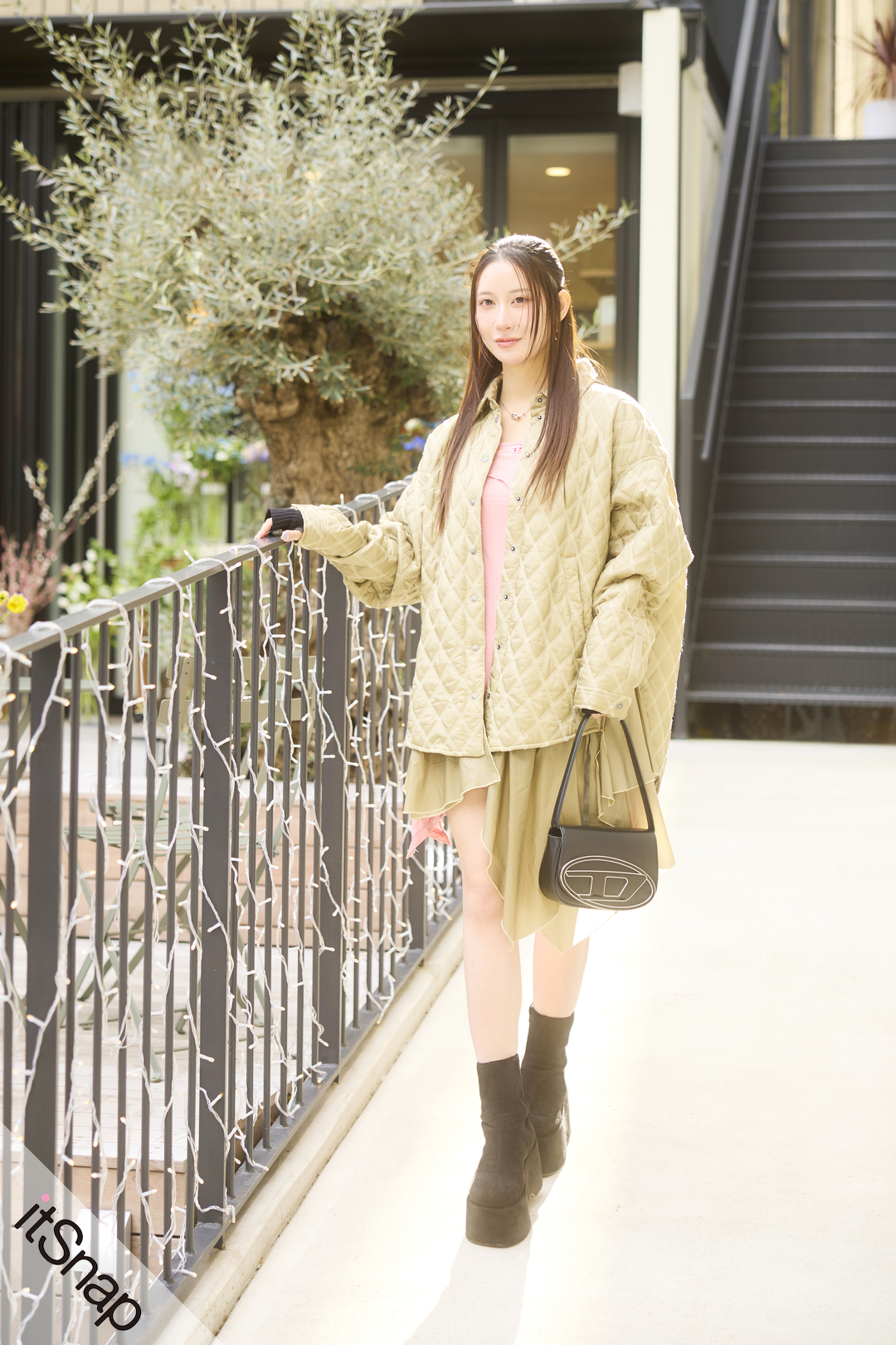 DIESELのキルティングジャケット× アシメワンピで甘さを抑えた春色