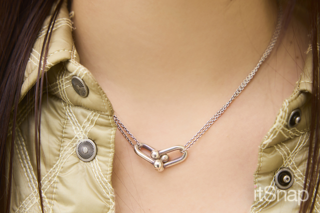 ピアスとリンクさせたシルバーネックレスでハイセンス