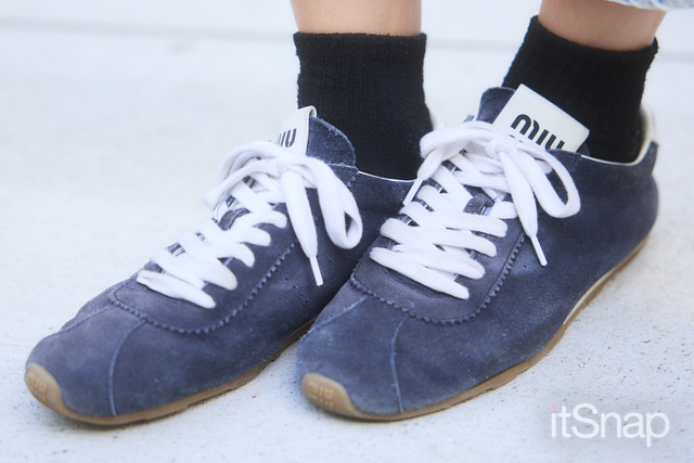 スエード×ネイビーの色味が◎なMiu Miuのスニーカー
