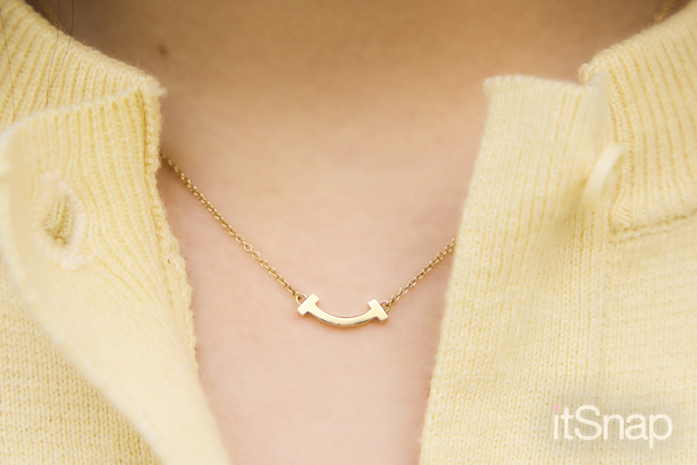 Tスマイルネックレスの輝きがトップスの色味とリンク☆