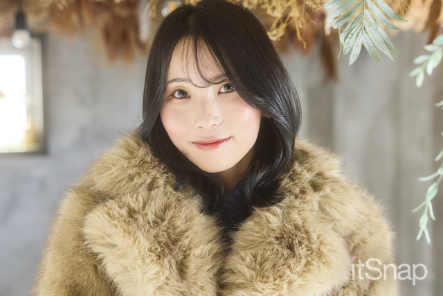 ツヤ感たっぷりの黒髪ミディで可憐な表情に♡