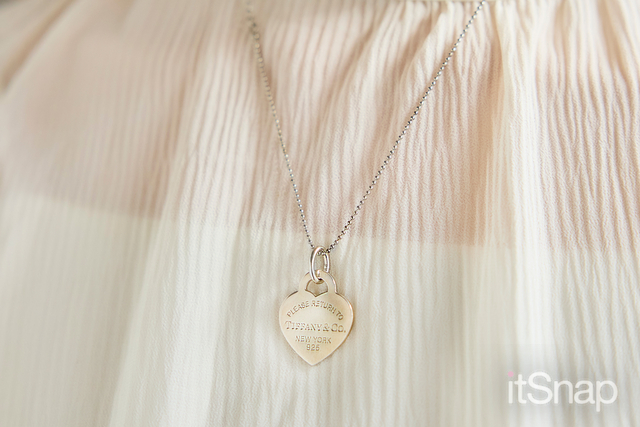 Tiffany & Co.のハートタグでデコルテに愛らしさを