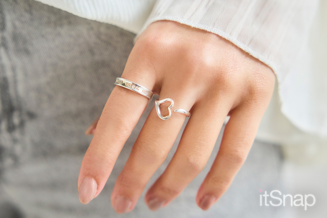 ネックレスとリンクするTiffany & Co.のオープンハート