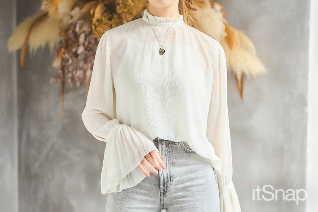 揺れ感のあるフリルソデのトップスが春にピッタリ