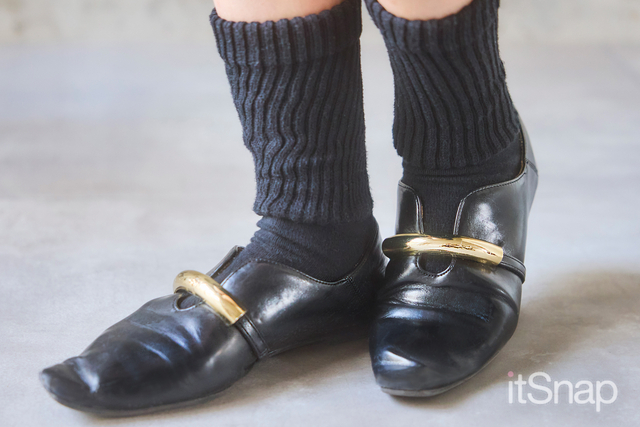 ゴールド金具がアクセントのスクエアパンプスに♡