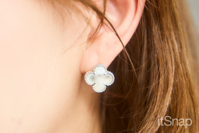 お花モチーフのヴァンクリピアスで顔まわりを明るく☆