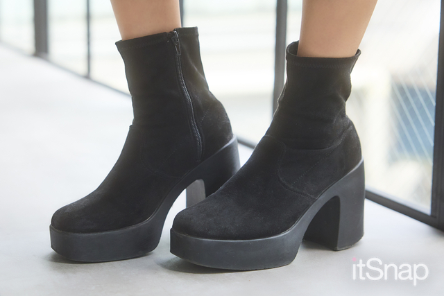 黒のスエード調素材で冬にハマるショートブーツ!