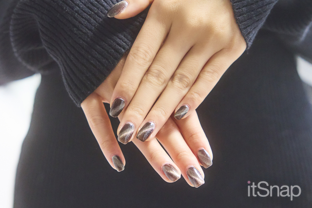 角度によって輝きが変わる黒のマグネットネイルが◎