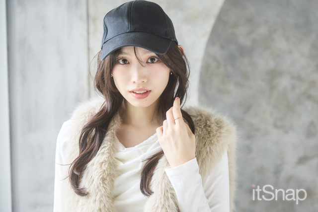 ゆるめの巻き髪×キャップでスポーティーにシフト