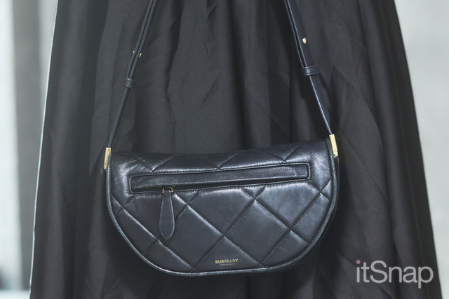 三日月シルエット魅力の洗練されたキルティングバッグ