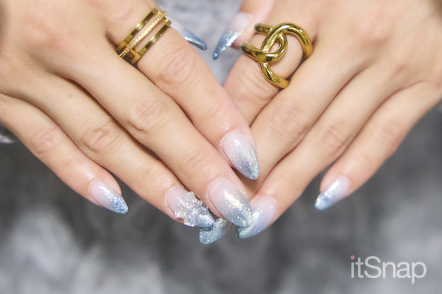 ブルーのグラデーションネイルに透明リボンをON