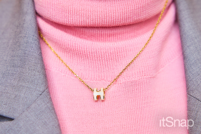 HERMÈSの淡いピンクの「H」モチーフが胸元に彩りを