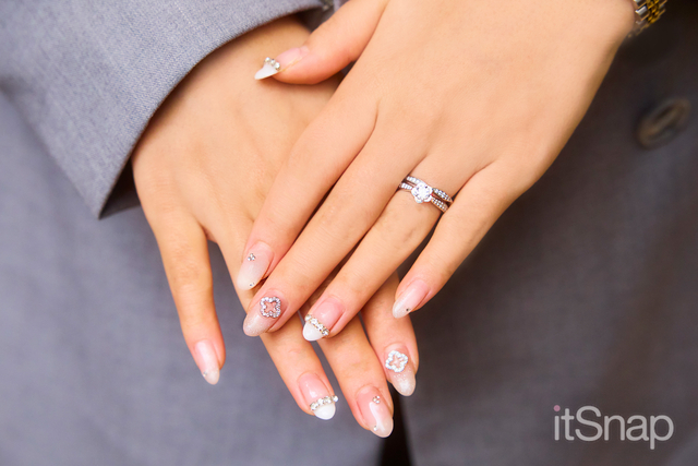 パールやビジューを贅沢に乗せたホワイト×ピンクネイル