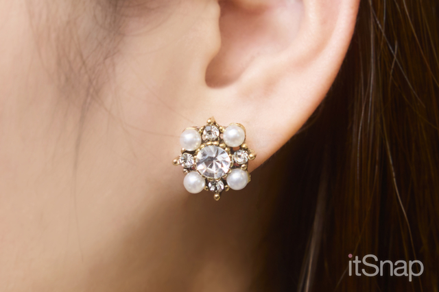 パールとビジューが組み合わさったクラシカルなデザイン