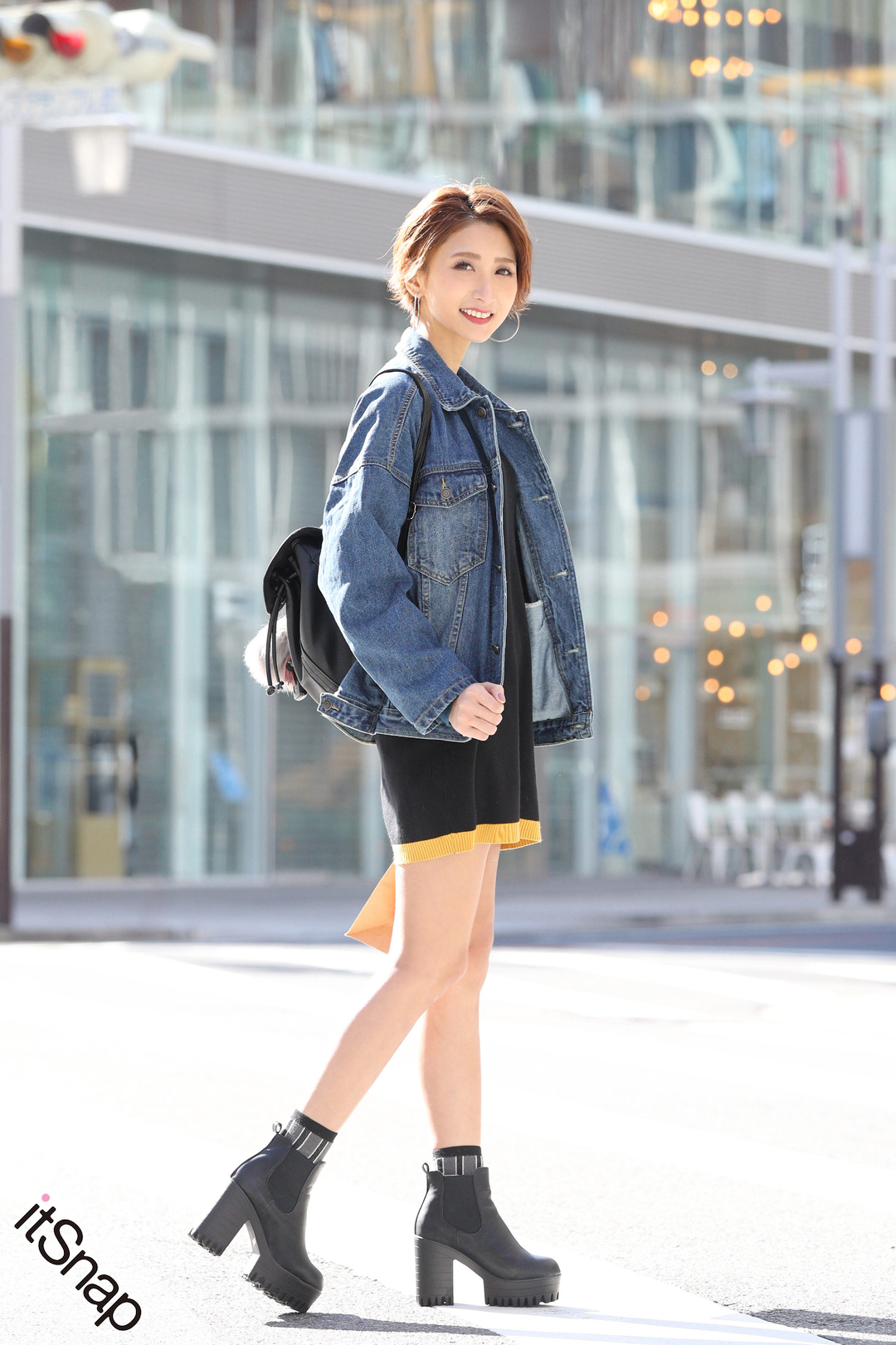 耳かけショートのヘルシーヘアでワンピ コーデを春っぽく更新