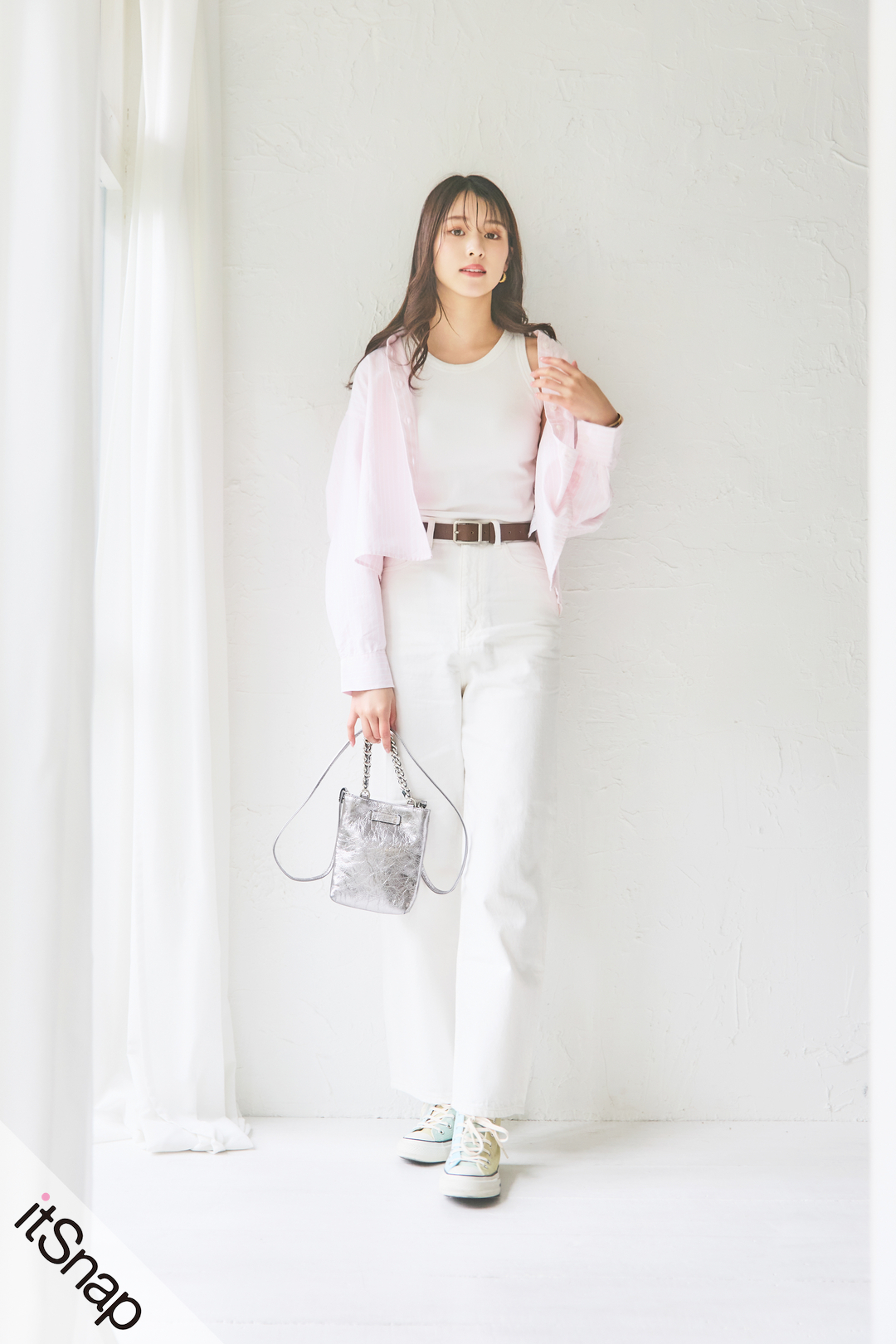 UNIQLOの淡ピンクシャツを羽織って 軽やか魅せの“抜け感ホワイト