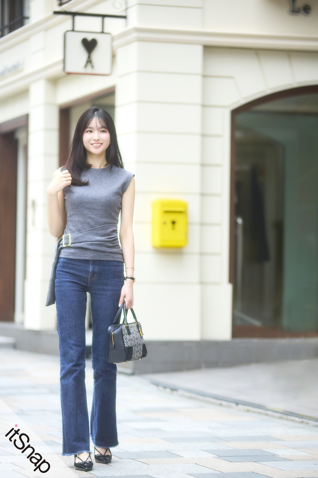 美シルエットなZARAトップスに 美脚デニムを合わせたフレンチシック
