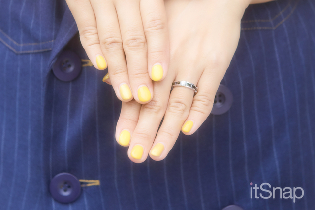 テンションが上がるイエローネイルで手元を明るく☆