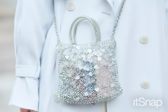 ビーズのきらめきとハートモチーフで手元まで可愛げ満点