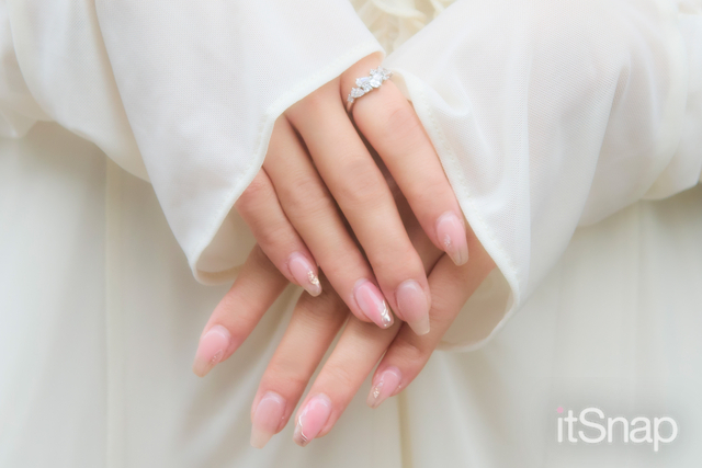 やわらかなピンクネイルにゴールドのミラーがアクセント