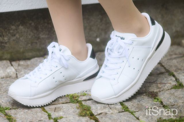 流行りのOnitsuka Tigerの白スニーカーで足元から明るく