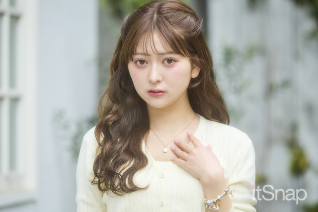 ゆるく波打つハーフアップで優しげな甘さを演出☆