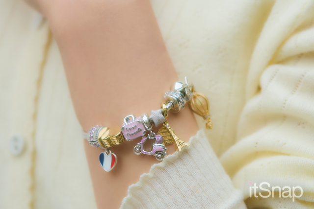 旅先の“各国限定チャーム”を付けて思い出満載のブレスに