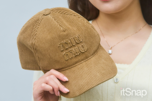 コーデをアプデするMiu Miuのコーデュロイキャップ