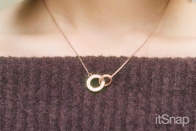 さりげなくきらめくネックレスが上品なニュアンスを