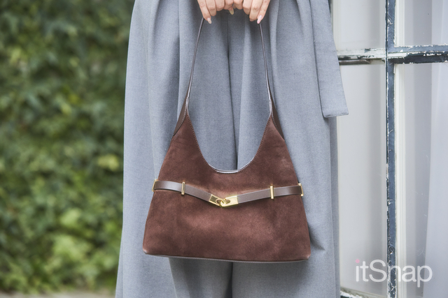 ブラウンスエードのなめらかな風合いがハイセンス