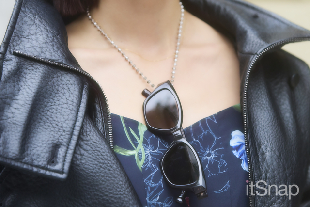 ラフに添えたサングラスがこなれムードをぐっと加速