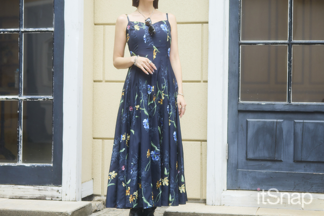 落ち着いたネイビーベースに大柄の花が映えてGood
