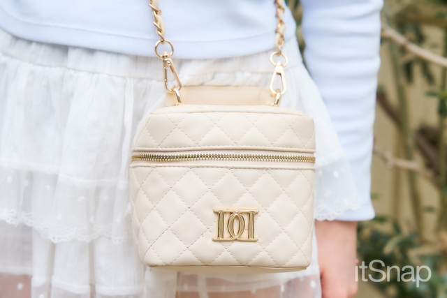 ゴールドロゴが際立つキルティングのバニティバッグ!